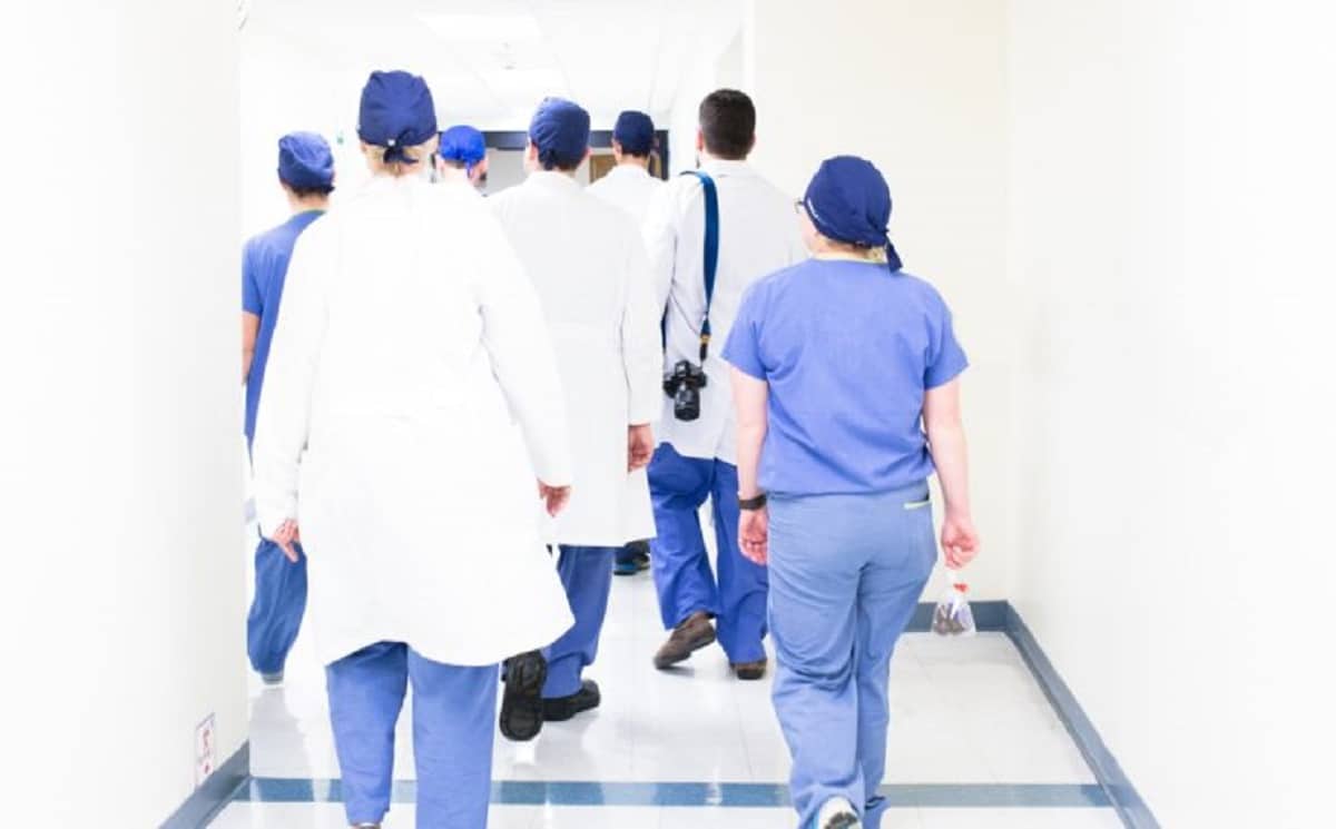 Médicos residentes sufren violencia psicológica y laboral