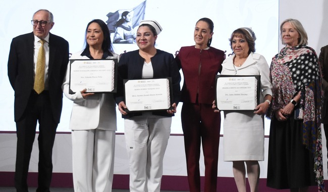 Rinden homenaje a tres enfermeras que representarían “historia viva de la enfermería en México”, según la Ssa