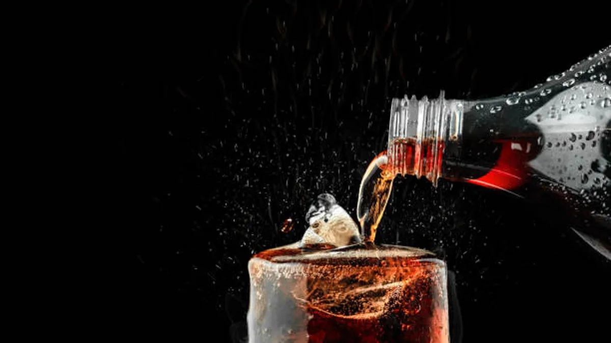 Beber refrescos hasta 6 veces por semana aumenta riesgo de estrés y depresión