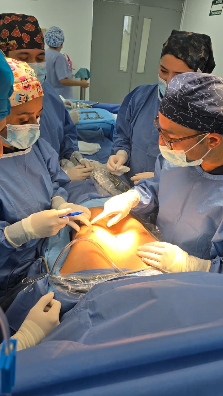 Realizan con éxito cirugía de mínima invasión para corrección de pecho hundido