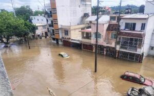 Despliegan más de mil 300 profesionales de la salud en zonas afectadas por inundaciones