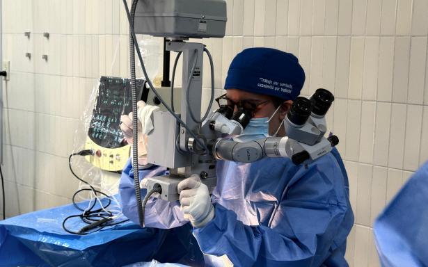 Logran exitoso “maratón” de cirugías para mejorar la visión de 185 pacientes