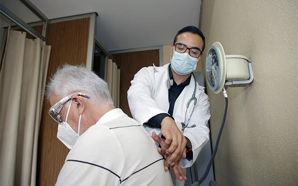 Tos persistente, flema crónica y dificultad para respirar puede ser EPOC, ¿qué es?