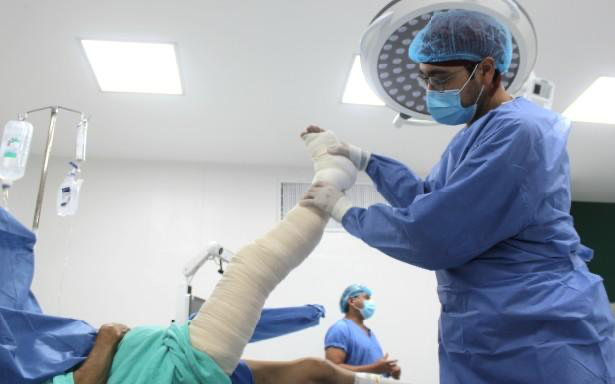 IMSS incorpora cirugía robótica para reemplazo de rodilla que reduce sangrado y dolor