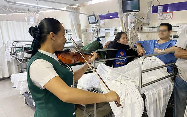 Enfermera y violinista: Vania Salazar toca el violín para pacientes hospitalizados en el IMSS