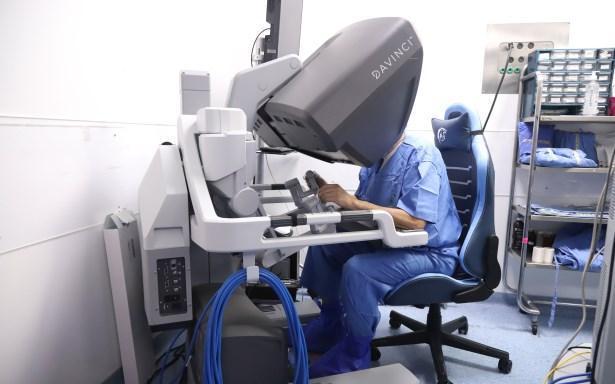 Cirugía robótica contra cáncer ya se consolidó en el IMSS: van casi mil