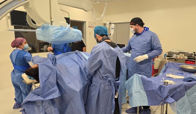 Realizan exitosa angiografía coronaria en sala de hemodinamia