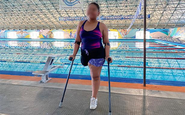 Inspiración: niña supera cáncer en los huesos y se convierte en campeona de natación