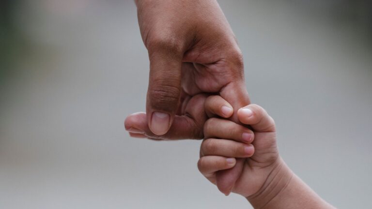 7 pasos para dar primeros auxilios psicológicos a niños y niñas ante crisis de violencia en Jalisco