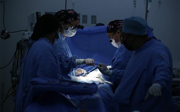 Histórico: cerca de 60 expertos realizan trasplante renal cruzado con éxito