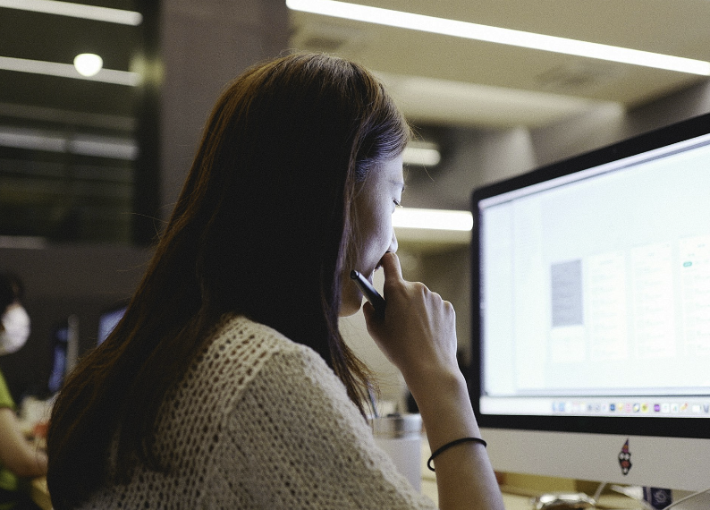 El ideal de mujer líder y “exitosa”, enferma: Carolina vive con estrés crónico y se culpó por descansar