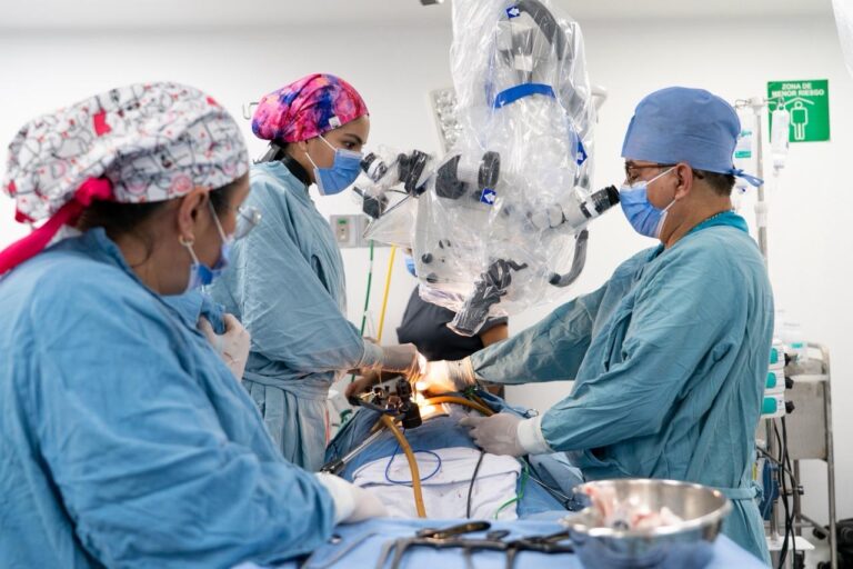 Cirugía exitosa: extirpan tumor en médula espinal a profesor de 55 años
