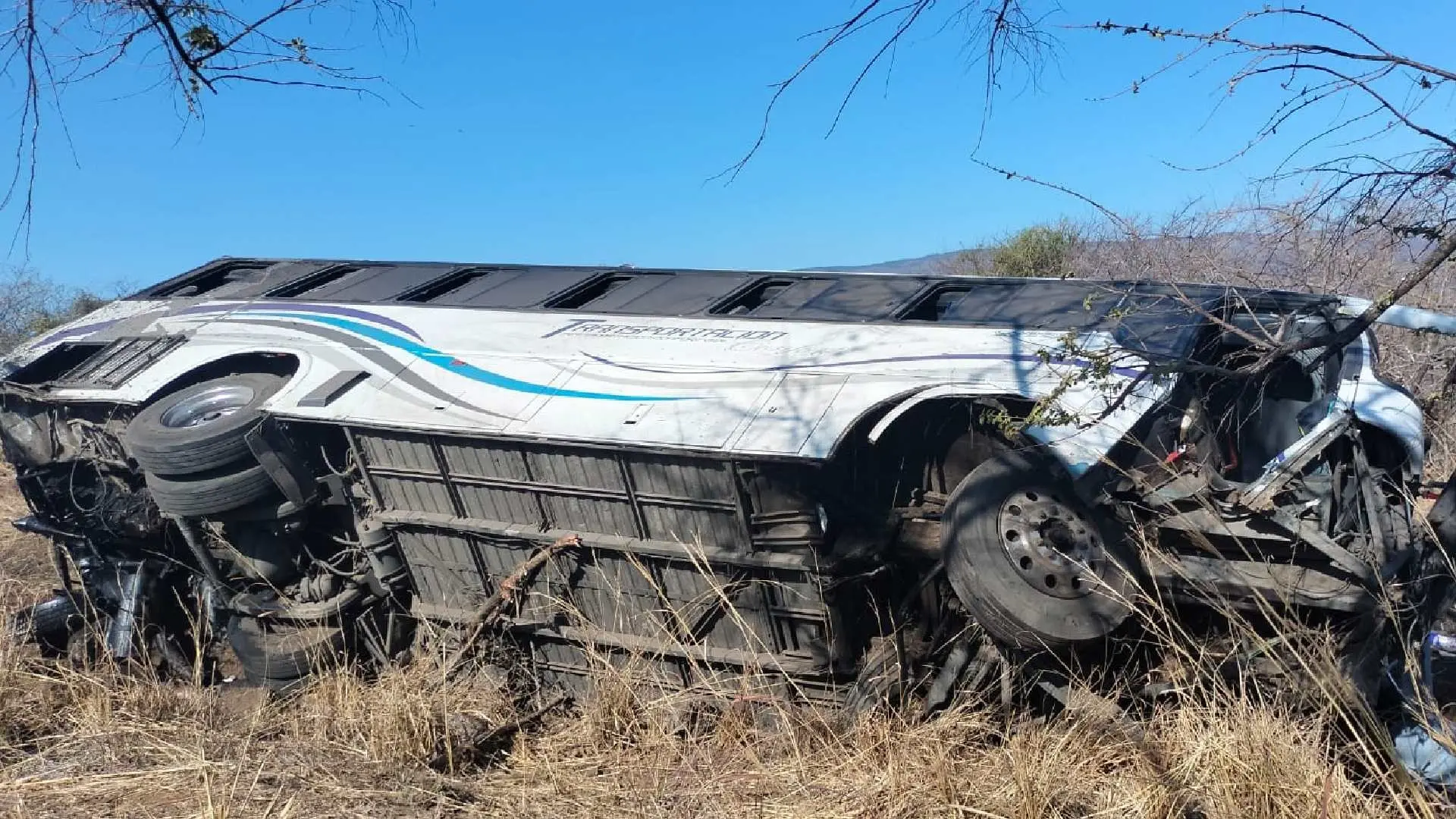 Coordinan SAMU de Jalisco y CRUM de Nayarit atención a volcadura de camión de pasajeros