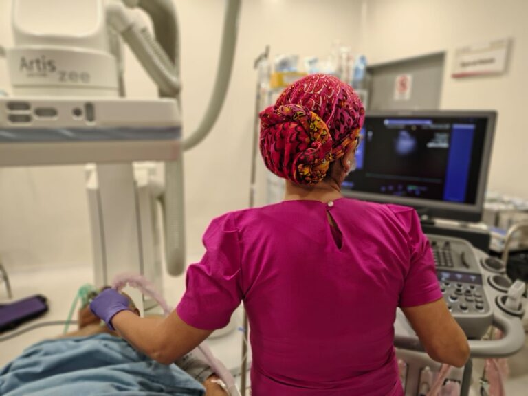Realizan con éxito implante valvular aórtico transcatéter en el ISSSTE