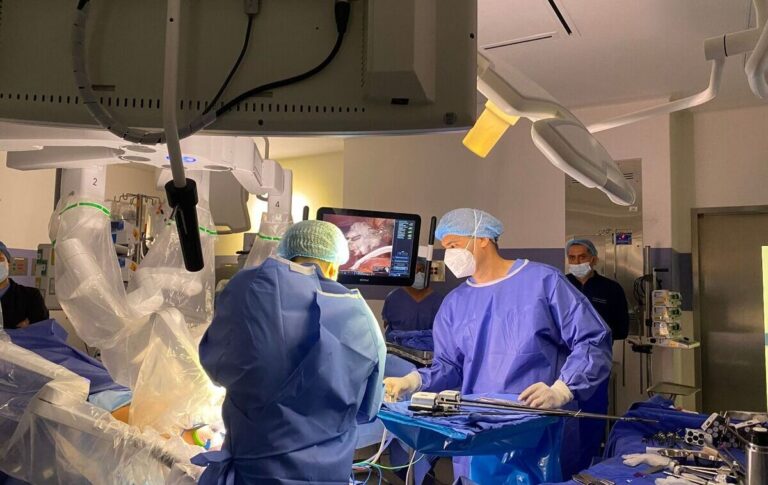 Se realiza en México el primer trasplante hepático asistido por robot